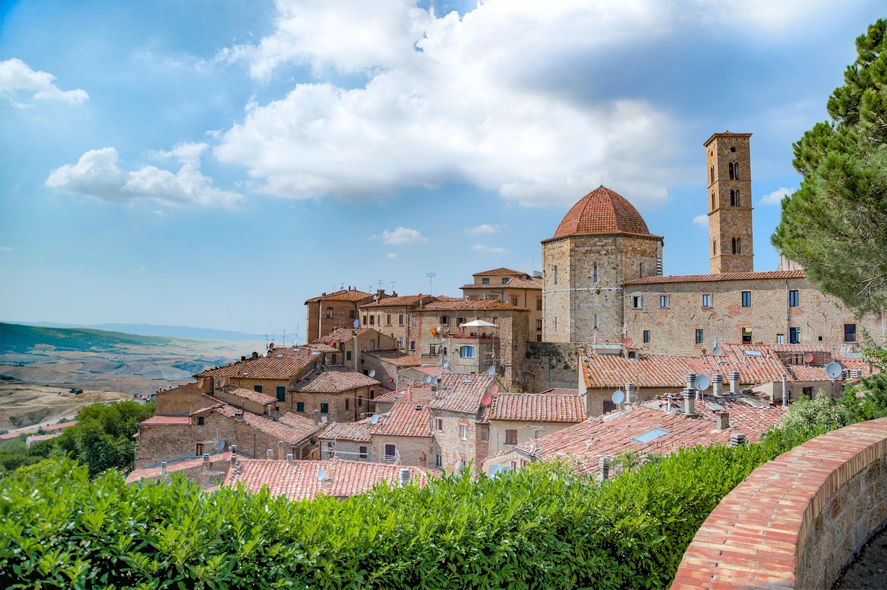 Panorama di una città medievale italiana con torri e strade acciottolate, simbolo di storia e bellezza.